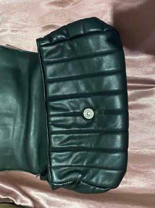 Bolso negro Parfois acolchado con cadena