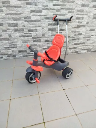 Triciclo infantil rojo y gris