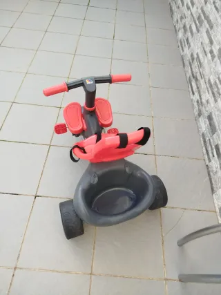 Triciclo infantil rojo y gris