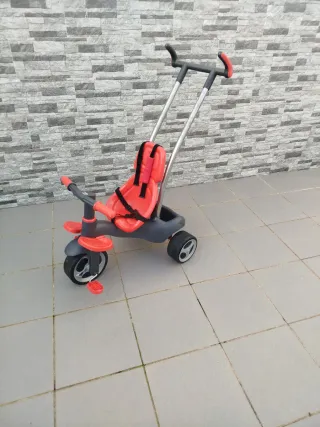 Triciclo infantil rojo y gris