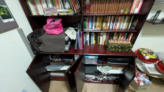 Librería de madera oscura