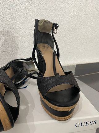 Sandalias Guess cuña negras