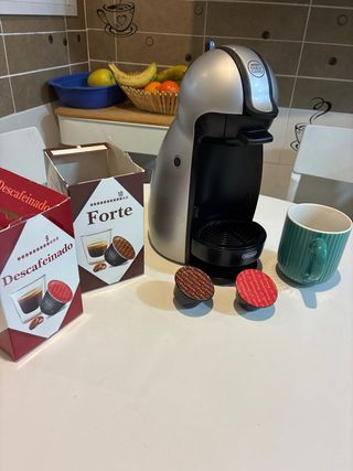 Cafetera Dolce Gusto (cuesta encender) y tostadora