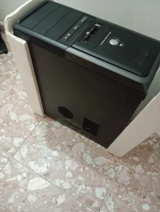 Torre PC sobremesa negra y plateada