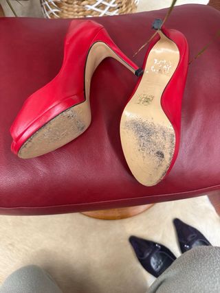 Zapatos de tacón peep toe rojos La Touche