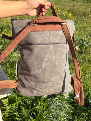 Mochila de piel gris con detalles marrones
