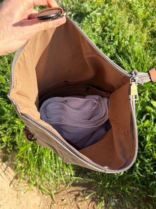 Mochila de piel gris con detalles marrones