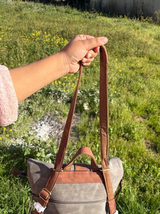 Mochila de piel gris con detalles marrones