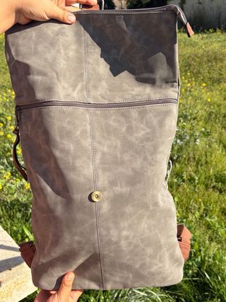 Mochila de piel gris con detalles marrones