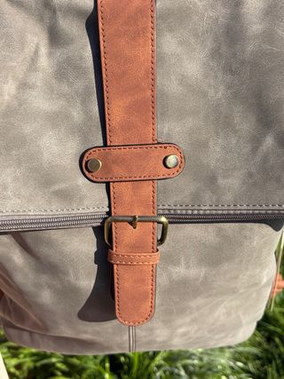 Mochila de piel gris con detalles marrones