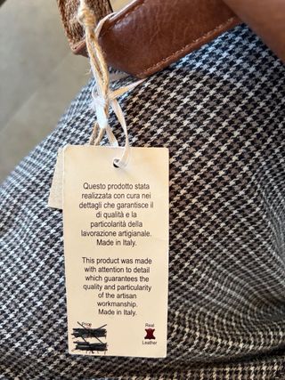 Mochila de piel gris con detalles marrones