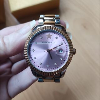 Reloj Mark Maddox esfera rosa y detalles dorados