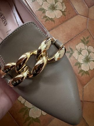 kiss&kriss Scarpe Tacco Basso Punta Catena Oro