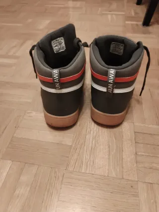 Zapatillas Alcott grises y rojas