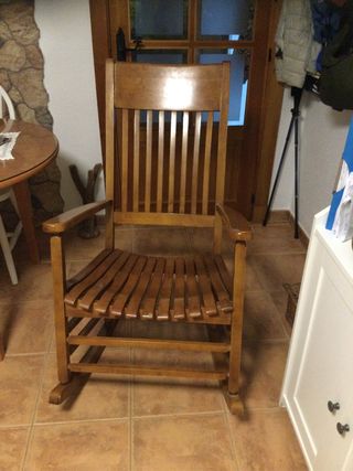 Butaca de madera estilo mecedora