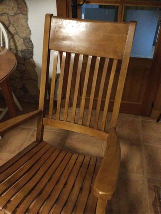 Butaca de madera estilo mecedora
