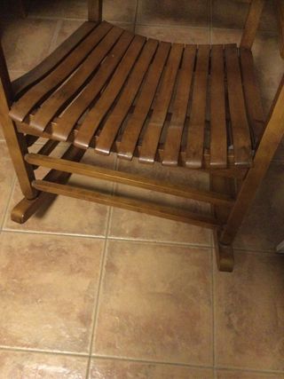 Butaca de madera estilo mecedora