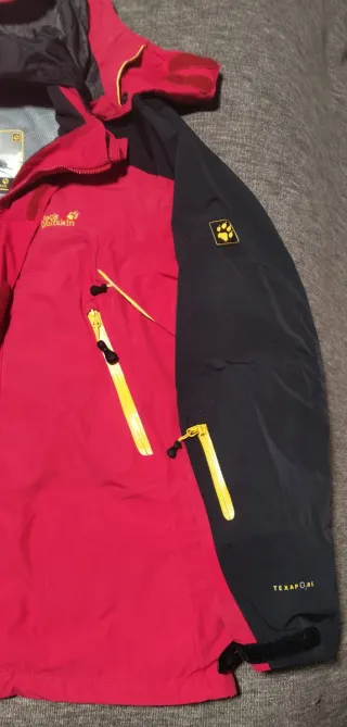 Chaqueta de montaña Jack Wolfskin roja y negra