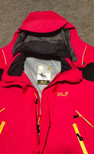 Chaqueta de montaña Jack Wolfskin roja y negra