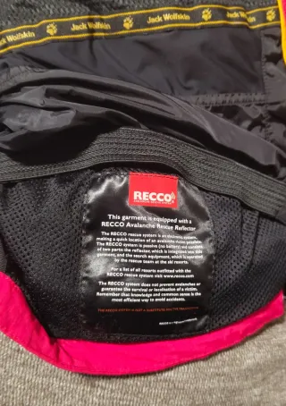 Chaqueta de montaña Jack Wolfskin roja y negra