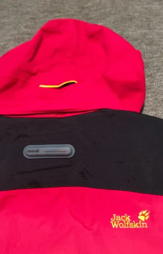 Chaqueta de montaña Jack Wolfskin roja y negra