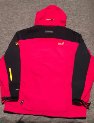 Chaqueta de montaña Jack Wolfskin roja y negra