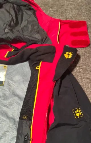 Chaqueta de montaña Jack Wolfskin roja y negra