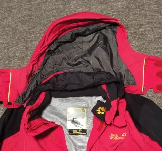 Chaqueta de montaña Jack Wolfskin roja y negra