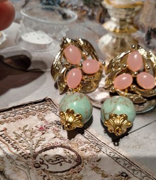 Orecchini pendenti con pietre rosa e verdi