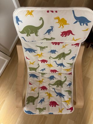 Silla infantil IKEA con funda de dinosaurios