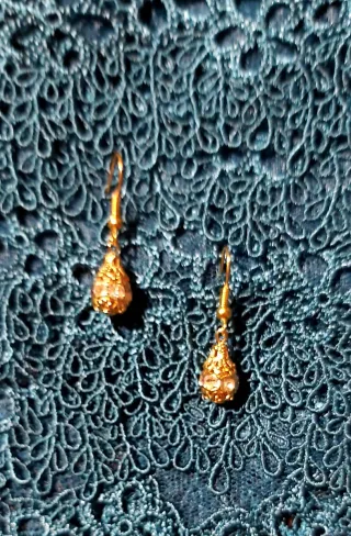 Pendientes dorados con pedrería