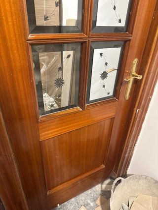 Puerta de madera con cristal