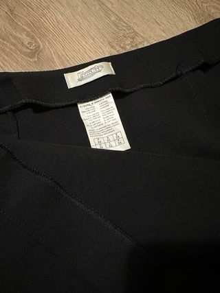 Falda negra ajustada tubo