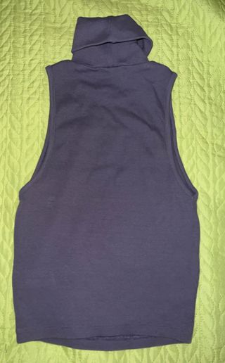 Top cuello alto sin mangas gris