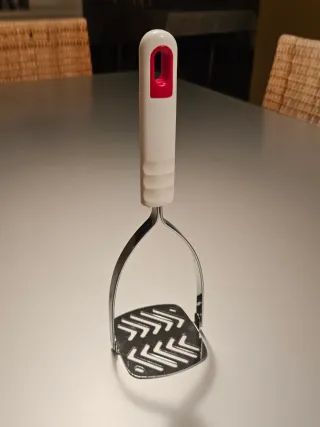 Schiacciapatate con manico bianco e rosso