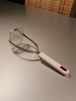 Schiacciapatate con manico bianco e rosso