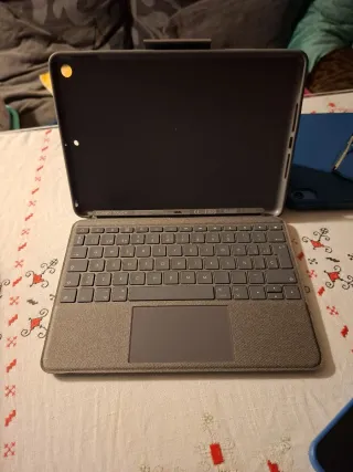 Teclado Logitech Combo Touch iPad 7/8/9