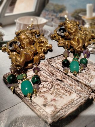 Orecchini stille barocco con Zirconi Ametista .