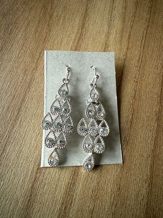 Pendientes plateados con pedrería