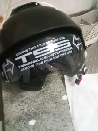 Casco para Adultos con Parabrisas sin estrenar.