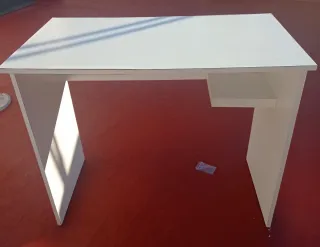 Mesa de escritorio blanca de madera