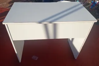 Mesa de escritorio blanca de madera