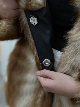 Abrigo de pelo beige y marrón