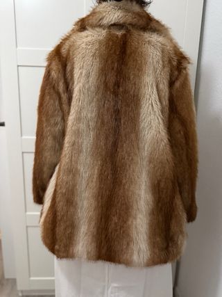 Abrigo de pelo beige y marrón