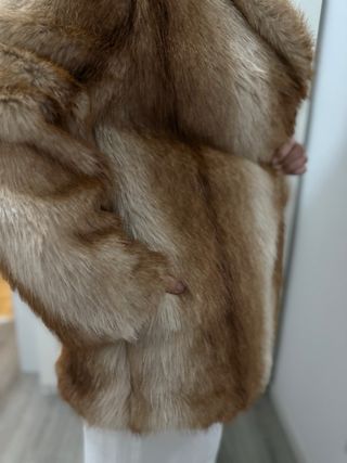 Abrigo de pelo beige y marrón