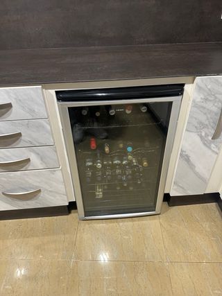 Vinoteca 28 botellas con golpe en marco inferior.