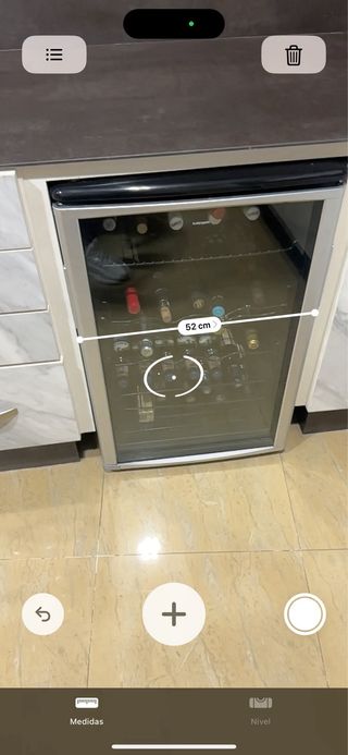 Vinoteca 28 botellas con golpe en marco inferior.