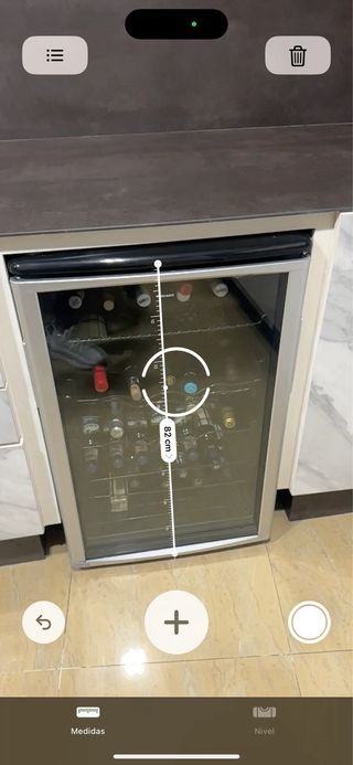 Vinoteca 28 botellas con golpe en marco inferior.