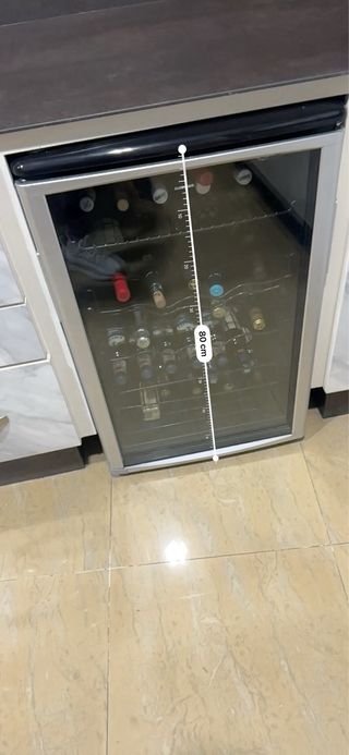 Vinoteca 28 botellas con golpe en marco inferior.