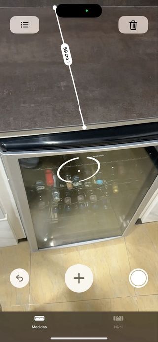 Vinoteca 28 botellas con golpe en marco inferior.